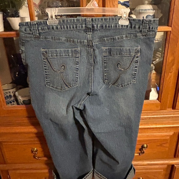 Plus size Denim Capri Pants - Picture 3 of 3